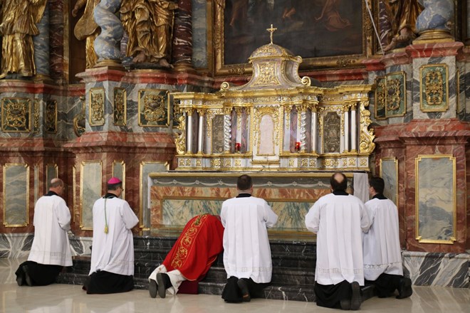 U tišini, molitvi i sabranosti u varaždinskoj katedrali slavljeni Obredi Muke Gospodnje